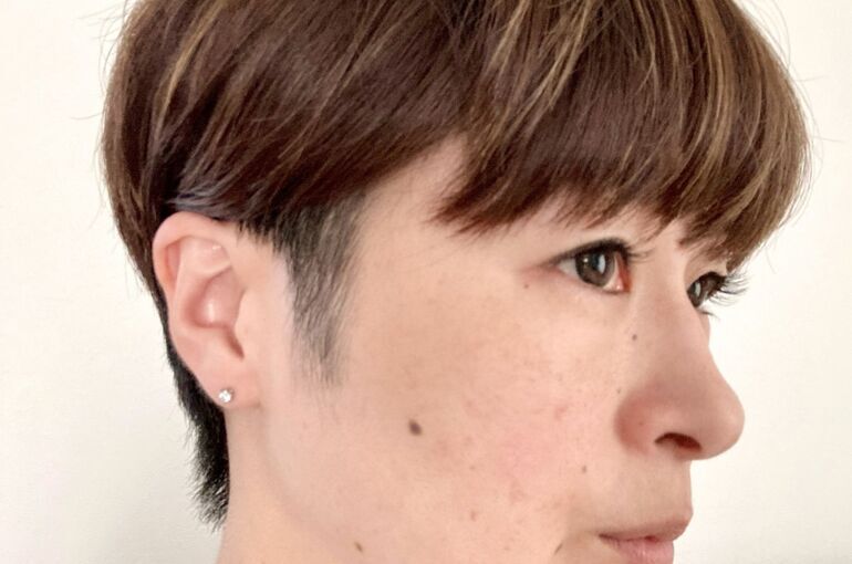ピアスをしたショートボブの女性