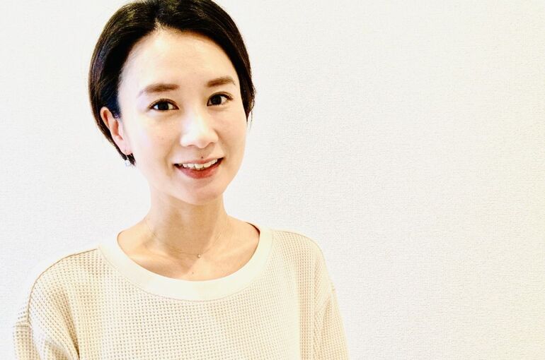 笑顔のショートカット女性