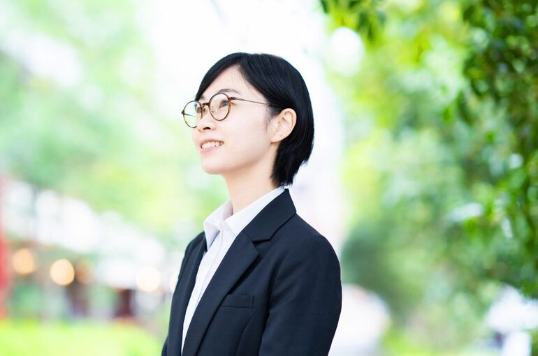 おしゃれなショートボブの若い女性