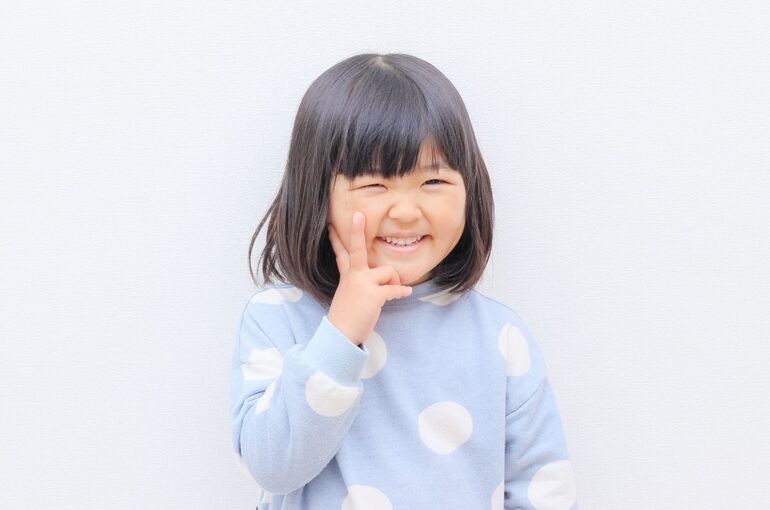 おしゃれなショートカットの子ども