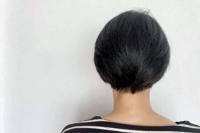 黒髪ショートボブ女性の後ろ姿