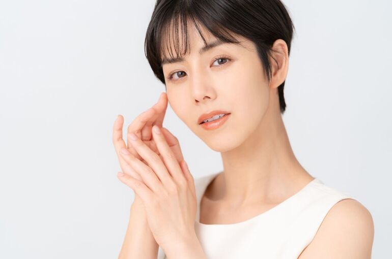 前髪短めのショートカット女性