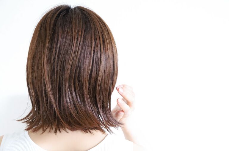 魅力的なショートカット女性の後ろ姿